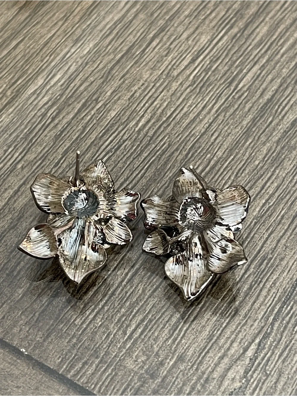 Vintage Style Dark Black - Grey Rose Stud Earrings
